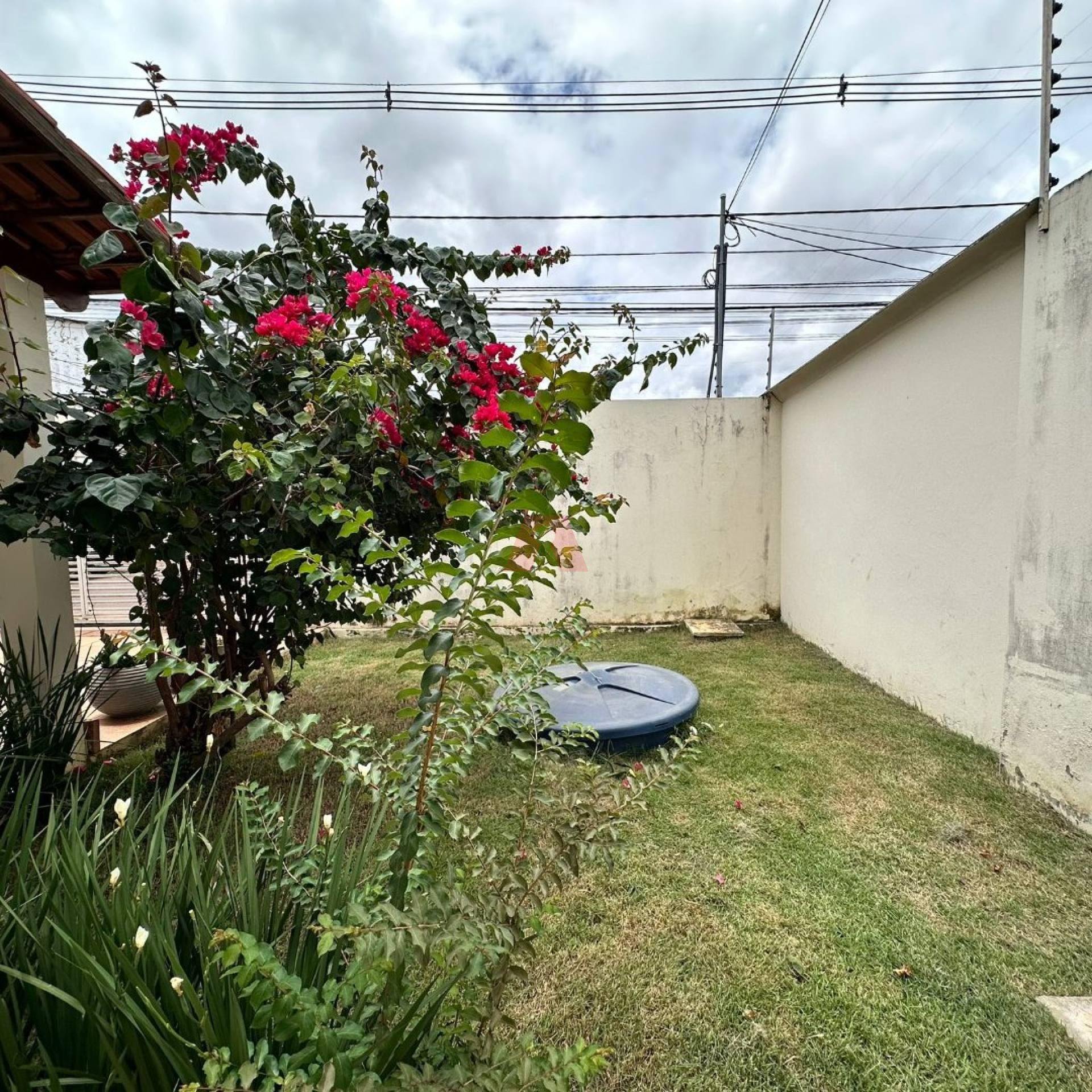 Residência à venda, com 01 suíte e 02 quartos no Conj. Manoel Julião