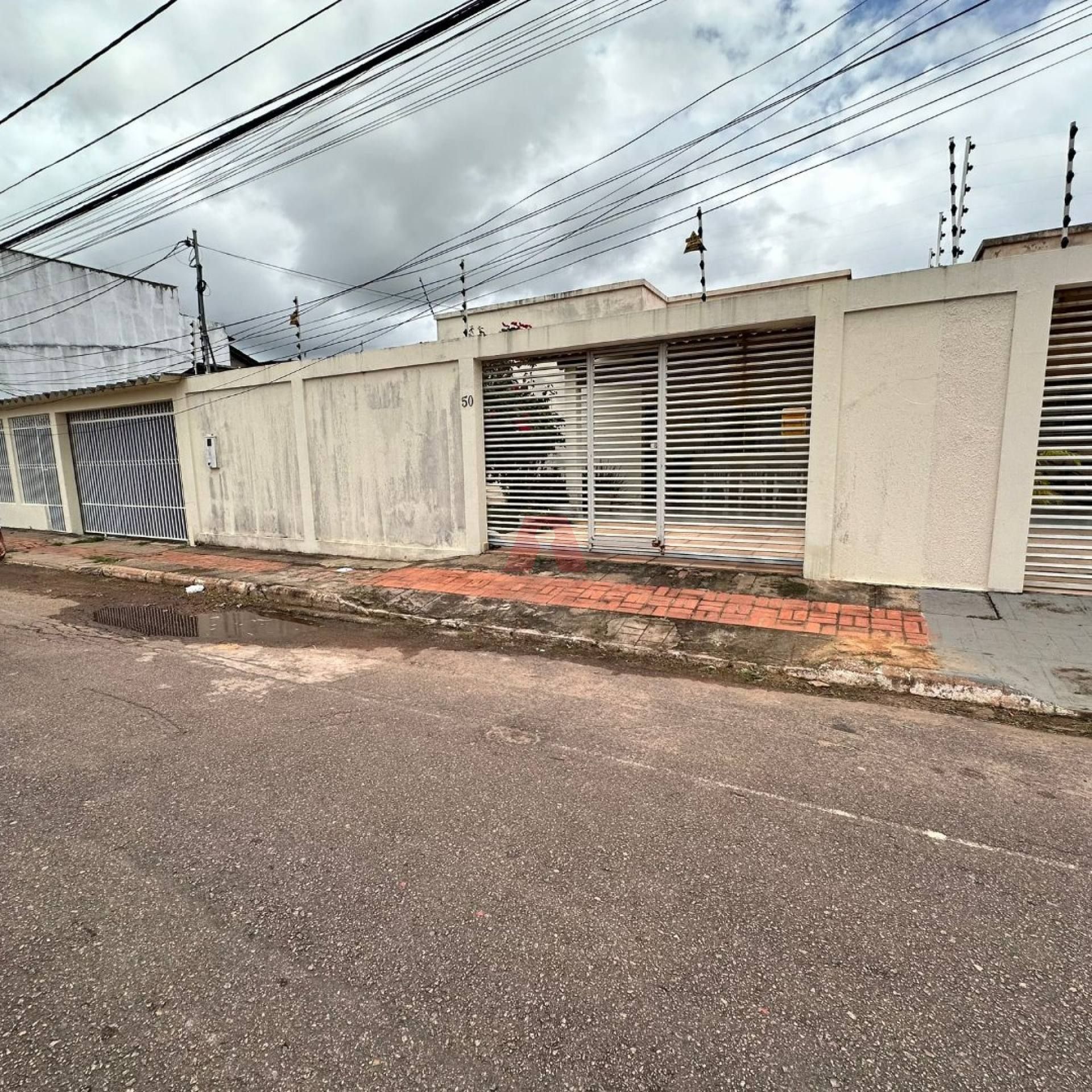 Residência à venda, com 01 suíte e 02 quartos no Conj. Manoel Julião