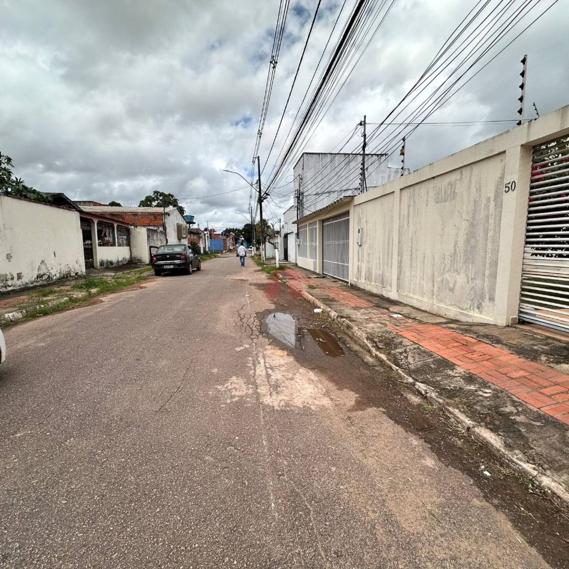 Residência à venda, com 01 suíte e 02 quartos no Conj. Manoel Julião