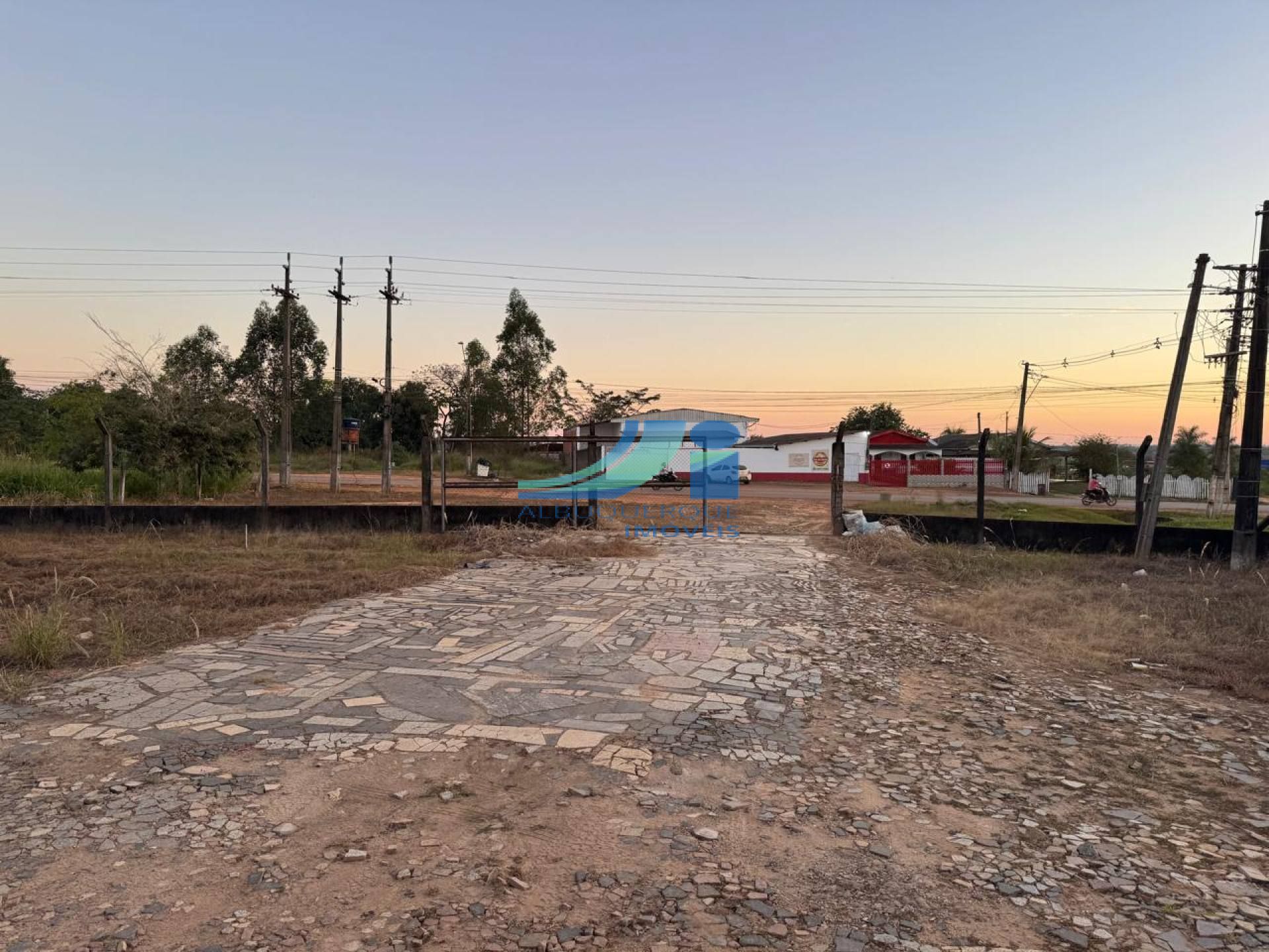 Oportunidade Única em Epitaciolândia: Amplo Terreno com Galpão Comercial
