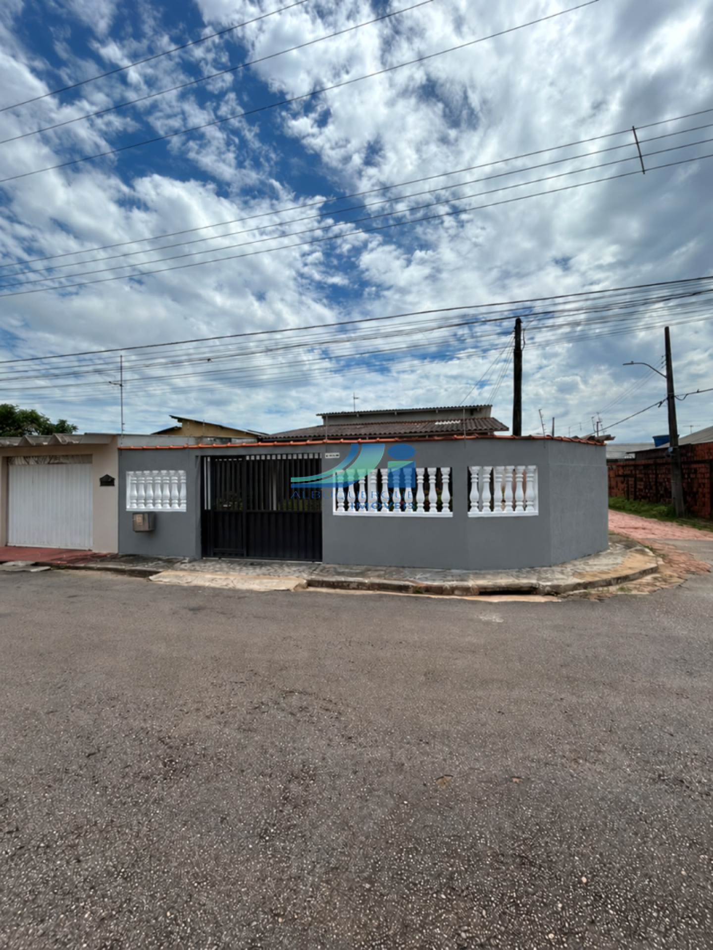 Casa à Venda no Conjunto Tucumã, com 2 Suítes e 188,11 m² de Área Construída