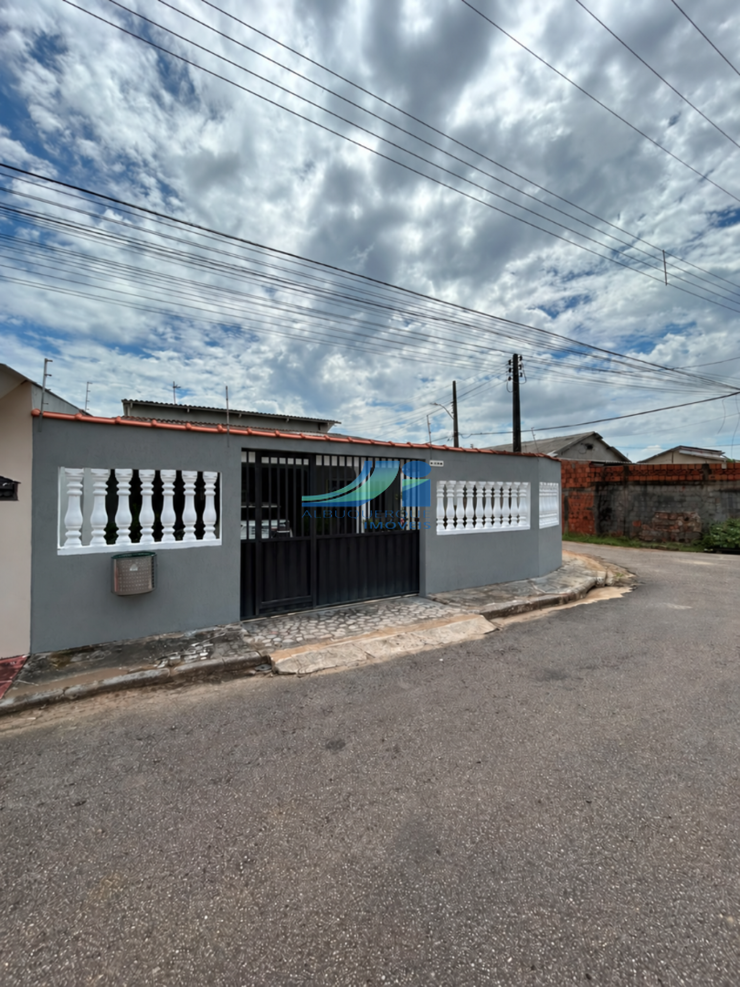 Casa à Venda no Conjunto Tucumã, com 2 Suítes e 188,11 m² de Área Construída