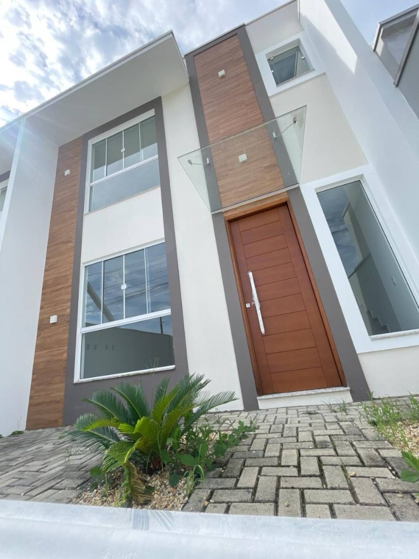 Lindo Sobrado com 3 dormitórios apenas 450m da praia