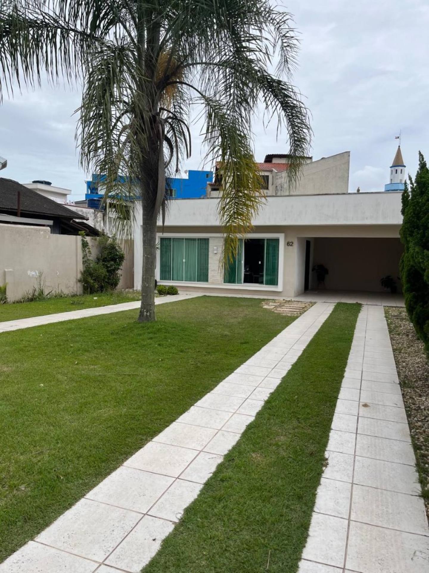 CASA COM AMPLO QUINTAL - LOCALIZAÇÃO PRIVILEGIADA