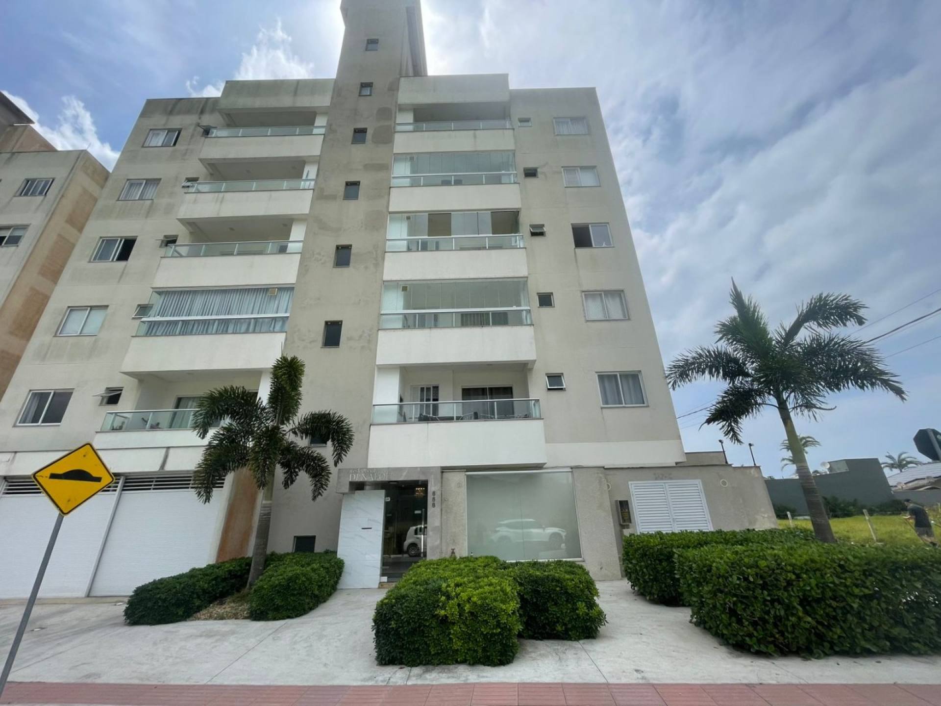 APARTAMENTO SEMI MOBILIADO