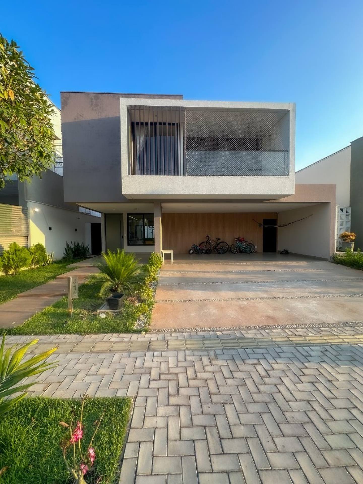 Lindíssima casa em condomínio fechado.