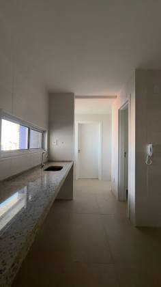 Apartamento Para Vender com 04 quartos 03 suítes no bairro Joquei em Teresina