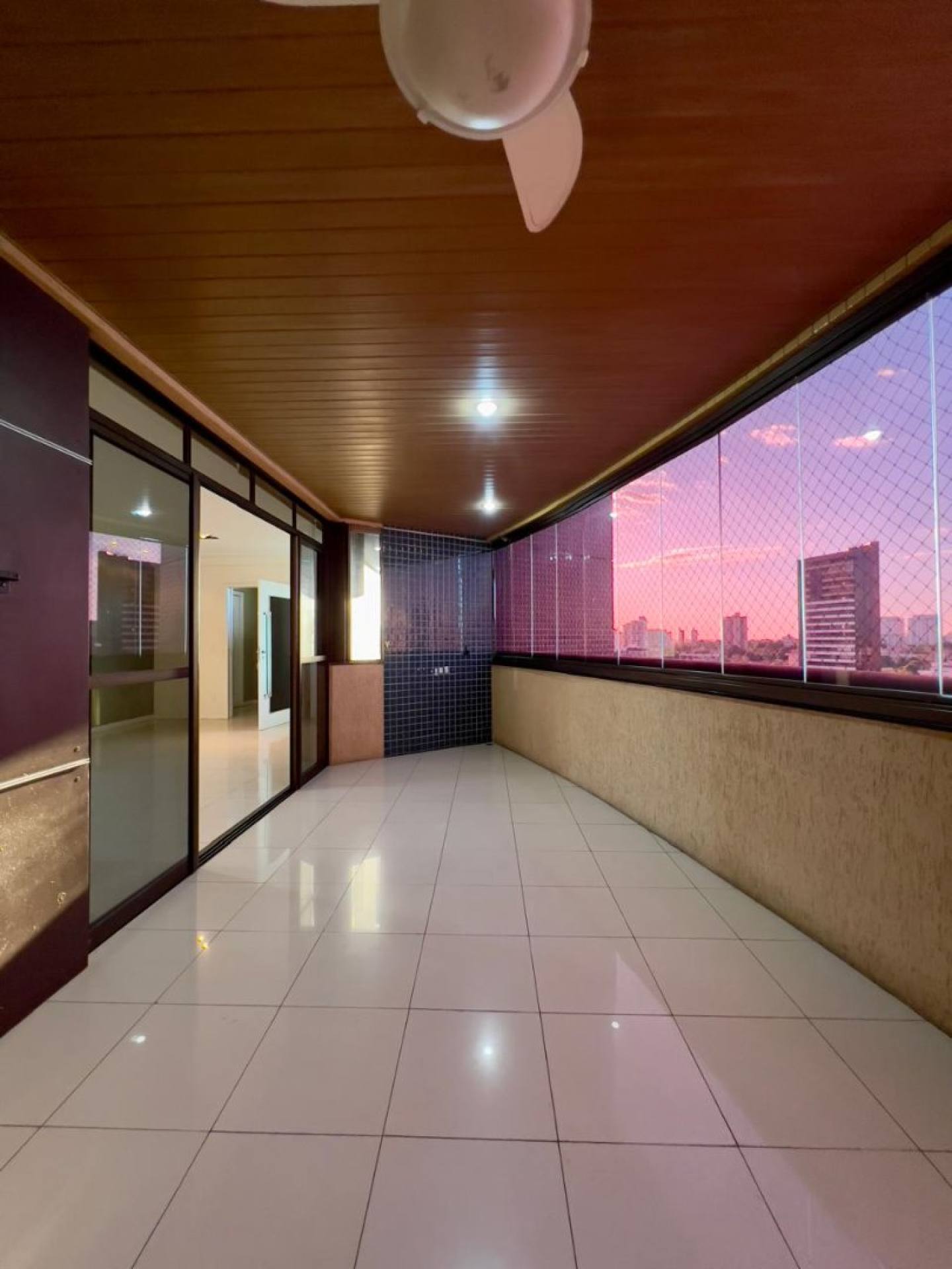 Apartamento Para Vender com 04 quartos 04 suítes no bairro Joquei em Teresina