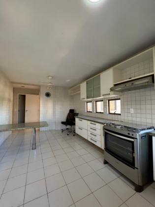 Apartamento Para Vender com 04 quartos 04 suítes no bairro Joquei em Teresina