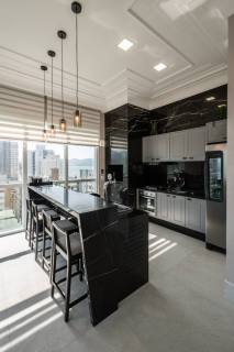 Cobertura Para Vender com 4 quartos 4 suítes no bairro meia praia em Itapema