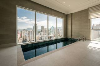 Cobertura Para Vender com 4 quartos 4 suítes no bairro meia praia em Itapema