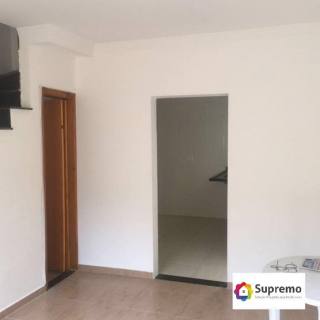 Aluga-se casa de vila