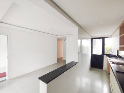 Apartamento a venda 1 suíte e 2 demi-suítes no bairro ITACOLOMI em Balneário Piçarras - SC