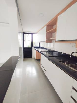 Apartamento a venda 1 suíte e 2 demi-suítes no bairro ITACOLOMI em Balneário Piçarras - SC