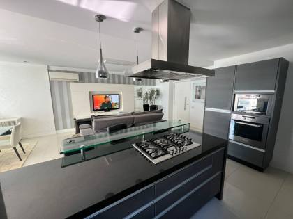 Apartamento para locação anual ha poucos passos da Praia central de BC com 3 suítes.