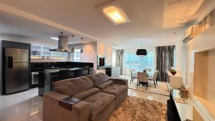 Apartamento para locação anual ha poucos passos da Praia central de BC com 3 suítes.