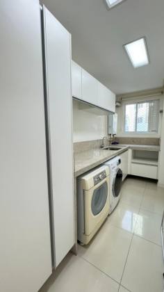 Apartamento para locação anual ha poucos passos da Praia central de BC com 3 suítes.