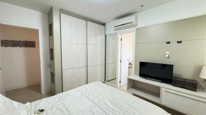 Apartamento para locação anual ha poucos passos da Praia central de BC com 3 suítes.