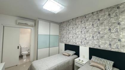 Apartamento para locação anual ha poucos passos da Praia central de BC com 3 suítes.