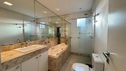 Apartamento para locação anual ha poucos passos da Praia central de BC com 3 suítes.