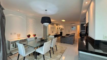 Apartamento para locação anual ha poucos passos da Praia central de BC com 3 suítes.