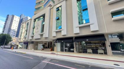 Apartamento para locação anual ha poucos passos da Praia central de BC com 3 suítes.