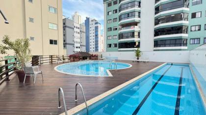 Apartamento para locação anual ha poucos passos da Praia central de BC com 3 suítes.