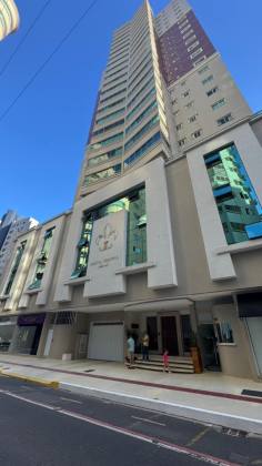 Apartamento para locação anual ha poucos passos da Praia central de BC com 3 suítes.