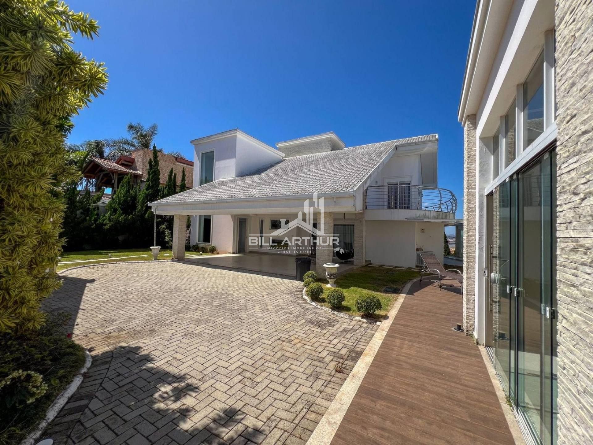 Casa de alto padrão, a 200 metros do mar, com piscina.