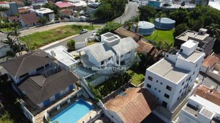 Casa de alto padrão, a 200 metros do mar, com piscina.