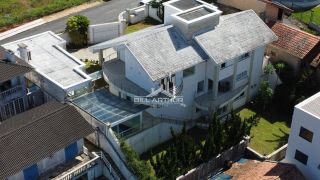 Casa de alto padrão, a 200 metros do mar, com piscina.