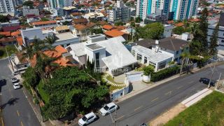 Casa de alto padrão, a 200 metros do mar, com piscina.