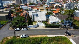 Casa de alto padrão, a 200 metros do mar, com piscina.