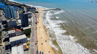 Casa de alto padrão, a 200 metros do mar, com piscina.