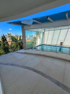 Casa de alto padrão, a 200 metros do mar, com piscina.