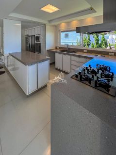 Casa de alto padrão, a 200 metros do mar, com piscina.