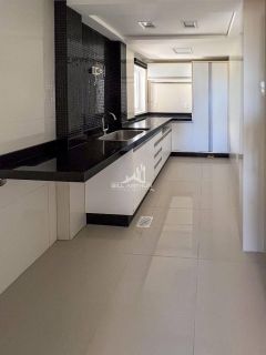 Casa de alto padrão, a 200 metros do mar, com piscina.