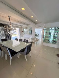 Casa de alto padrão, a 200 metros do mar, com piscina.