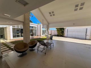 Casa de alto padrão, a 200 metros do mar, com piscina.