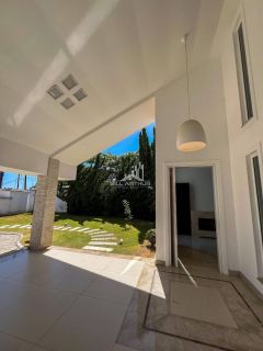 Casa de alto padrão, a 200 metros do mar, com piscina.