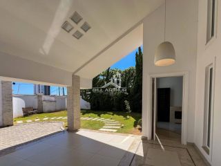 Casa de alto padrão, a 200 metros do mar, com piscina.