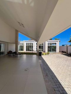 Casa de alto padrão, a 200 metros do mar, com piscina.