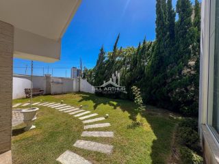 Casa de alto padrão, a 200 metros do mar, com piscina.