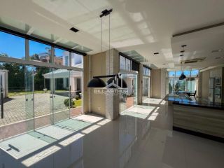 Casa de alto padrão, a 200 metros do mar, com piscina.