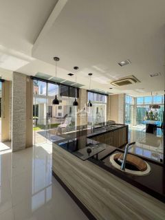 Casa de alto padrão, a 200 metros do mar, com piscina.