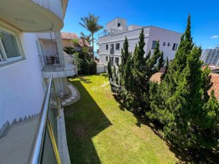 Casa de alto padrão, a 200 metros do mar, com piscina.