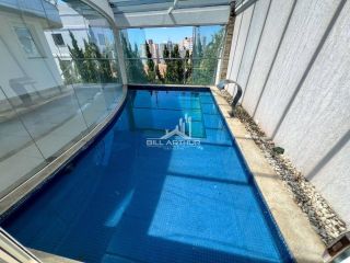 Casa de alto padrão, a 200 metros do mar, com piscina.