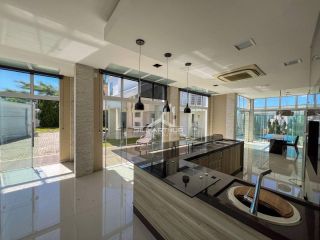 Casa de alto padrão, a 200 metros do mar, com piscina.