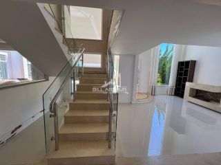 Casa de alto padrão, a 200 metros do mar, com piscina.