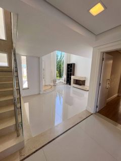 Casa de alto padrão, a 200 metros do mar, com piscina.